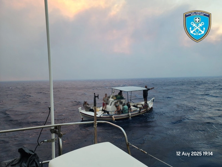 Крајбрежната служба на Грција вчера евакуирала 76 лица по морски пат на Пелопонез и Хиос