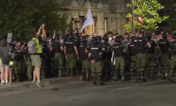 Полицијата во Белград употреби солзавец за да растера демонстранти