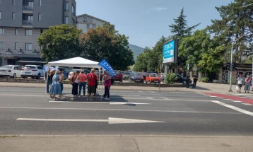 Кашиковски: Вработените во „Флораком“ и „Луна“ повторно протестираа, ако не се најде решение, од понеделник штрајк на солидарност