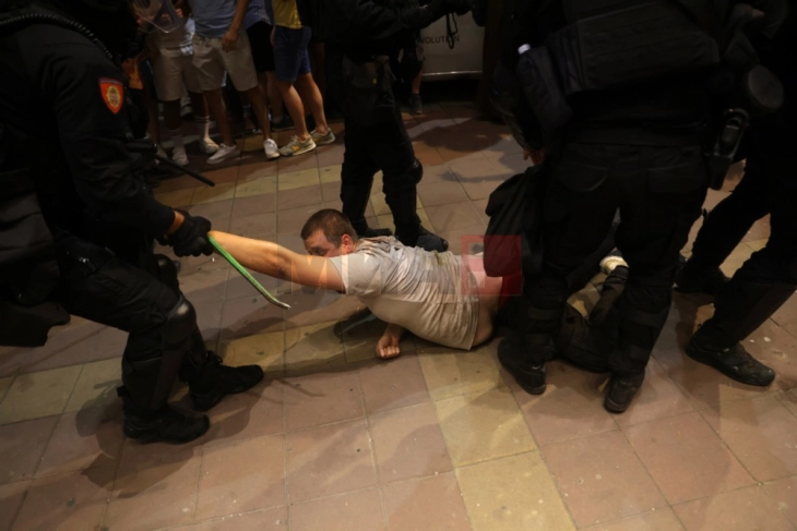 Дачиќ: Демонстрантите се одговорни за најголемиот број повредени во протестите во Србија