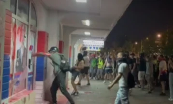 Протести низ Србија, демолирани простории на СНС во Нови Сад, тензии во Белград и други градови во државата