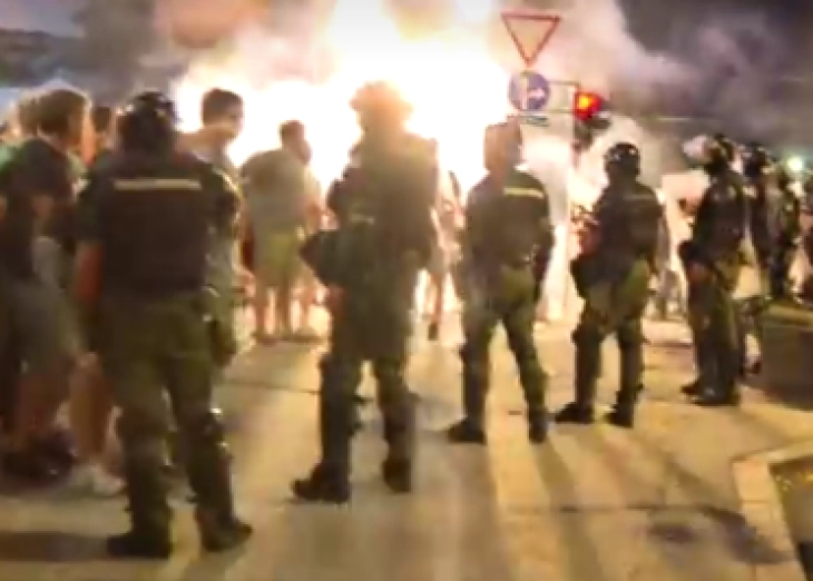 Српски медиуми: Полицијата во Белград употреби солзавец за да растера демонстранти