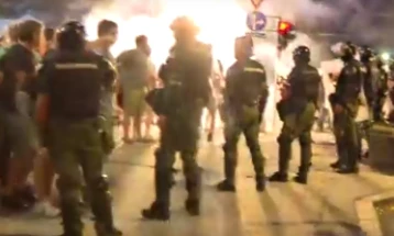 Српски медиуми: Полицијата во Белград употреби солзавец за да растера демонстранти