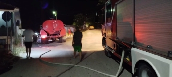 Изгореа дел од кровна конструкција од куќа и помошна просторија во Кавадарци 