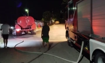 Изгореа дел од кровна конструкција од куќа и помошна просторија во Кавадарци 