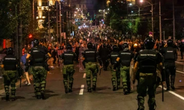 Protests against Serbian government turn violent again