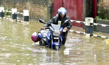 Во поројните дождови и поплави во Индија и Пакистан загинаа најмалку 176 лица 
