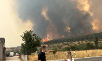 Zjarr i madh në Jazhincë - rruga drejt vendkalimit kufitar dhe vendkalimi kufitar të mbyllura