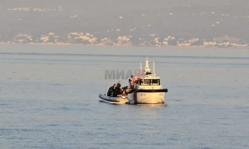 Anija e marinës ushtarake të Shqipërisë shpëtoi në Detin Egje 25 emigrantë, mes tyre dhe tetë fëmijë