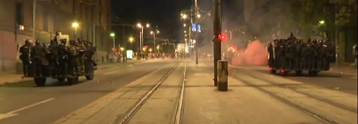 Хаос во центарот на Белград, жандармеријата употреби повторно солзавец за да растера антивладини демонстранти