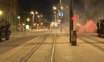 Хаос во центарот на Белград, жандармеријата употреби повторно солзавец за да растера антивладини демонстранти