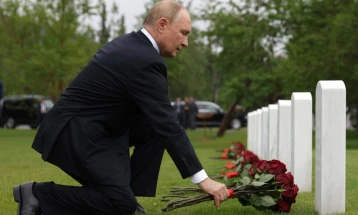 Путин им оддаде почит на советските пилоти на гробиштата во Енкориџ