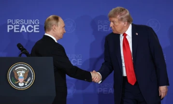 Aксиос: Трамп вели дека сеопфатен мировен договор е подобро решение од привремено примирје во Украина