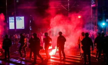 Европратеници бараат ЕК да реагира на протестите и насилството во Србија