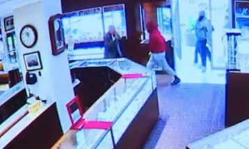 Сиетл: Златарница испразнета за 90 секунди – полицијата трага по четворица напаѓачи