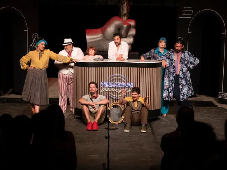 Драмски театар Скопје со претставата „Животот на провинциските плејбои по Втората светска војна или Туѓото го сакаме – своето не го даваме“ на „Охридско лето“