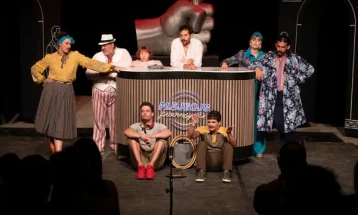 Драмски театар Скопје со претставата „Животот на провинциските плејбои по Втората светска војна или Туѓото го сакаме – своето не го даваме“ на „Охридско лето“