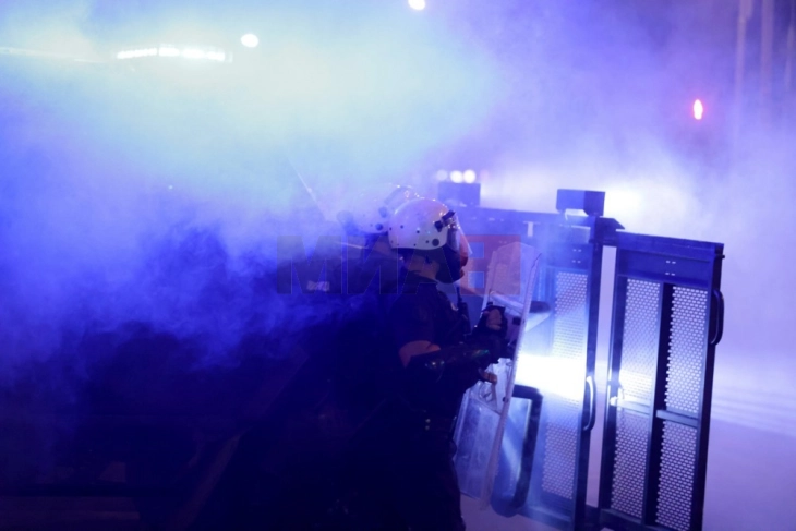 Дачиќ по синоќешните протести во Србија: Повреден жандарм, уапсени 18 лица, воспоставен ред и мир