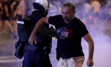 Српско МВР: Повредени шест полицајци, приведени 56 лица, задржани 16 осомничени за насилничко однесување