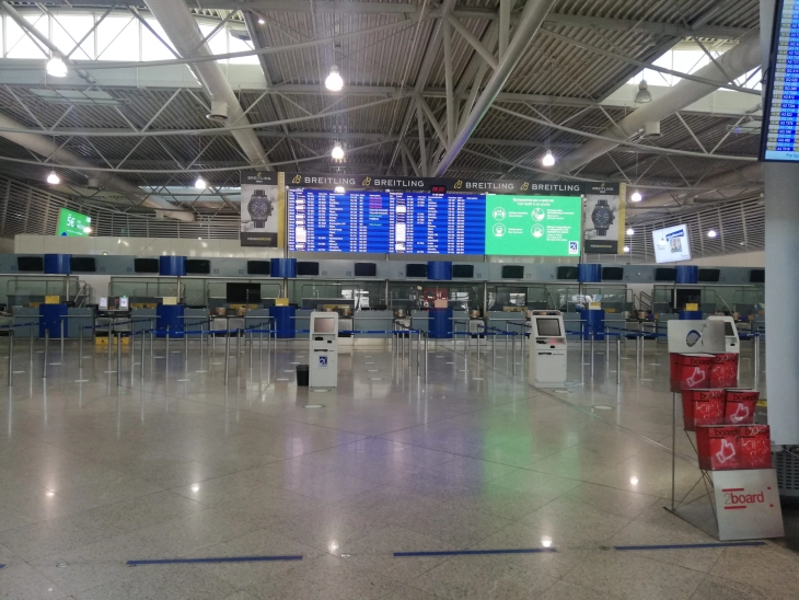 Policia greke në aeroportin në Athinë arrestoi një burrë i cili kishte gëlltitur 100 pako me kokainë
