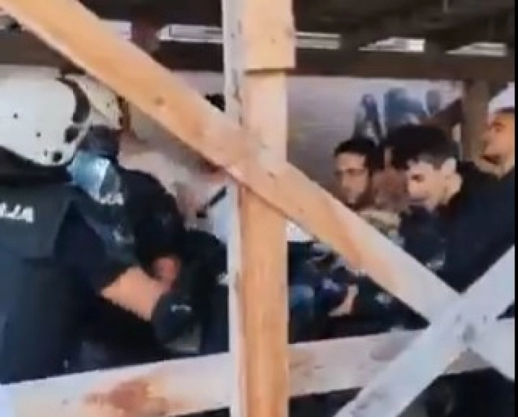 Студенти и граѓани ја блокираа зградата на судот во Нови Сад