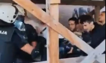 Студенти и граѓани ја блокираа зградата на судот во Нови Сад