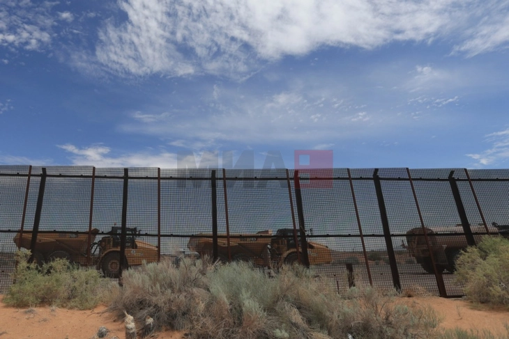 SHBA-ja do ta lyejë me ngjyrë të zezë gardhin në kufi me Meksikën për ta bërë më të vështirë kalimin