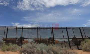 SHBA-ja do ta lyejë me ngjyrë të zezë gardhin në kufi me Meksikën për ta bërë më të vështirë kalimin