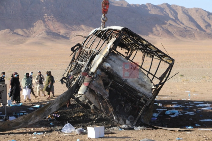 Авганистан: 76 загинати во судар на автобус со мигранти вратени од Иран