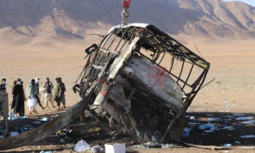 Авганистан: 76 загинати во судар на автобус со мигранти вратени од Иран