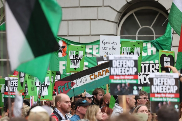 Рапер од Северна Ирска на суд во Лондон поради поддршка за Хезболах и Хамас