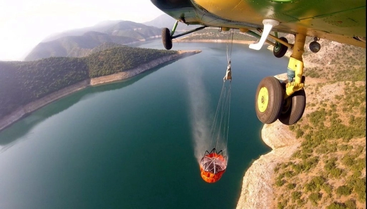 Со хеликоптер на Армијата исфрлени 102 тони вода врз пожарот во Јасен, активен еден крак од ловиштето кон езерото Козјак