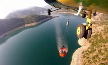 Me helikopter të Armatës janë hedhur 102 ton ujë mbi zjarrin në Jasen, aktiv një degë nga fusha e gjuetisë drejt fshatit Kozjak