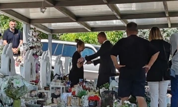 Мицкоски на гробиштата во Кочани запалил свеќа за настраданите во „Пулс“