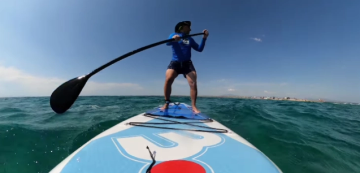 Сурфер со СУП даска им помогнал на татко и две деца кои се бореле со морските струи и брановите во близина на Солун