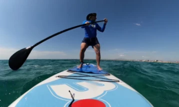 Сурфер со СУП даска им помогнал на татко и две деца кои се бореле со морските струи и брановите во близина на Солун