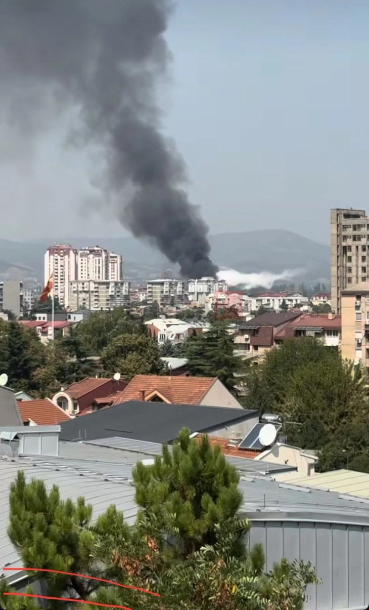 Angellovi: Po vihet nën kontroll zjarri në barakat në Karposh, nuk ka informacione për të lënduar