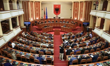 Конститутивната седница на албанскиот парламент на 10 септември, опозицијата се уште без став дали ќе ги прифати пратеничките мандати