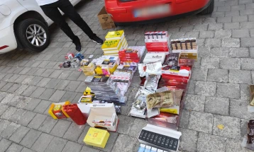 Запленета поголема количина цигари без бандероли и дробен тутун во Тетовo, приведени две лица