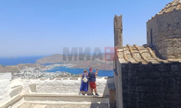 Приходите од туризмот во Грција во првата половина од годинава се зголемиле за 11 отсто