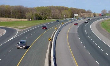 Сообраќајот надвор од градските средини е зголемен, на ГП Табановце за излез се чека околу 10-15 минути