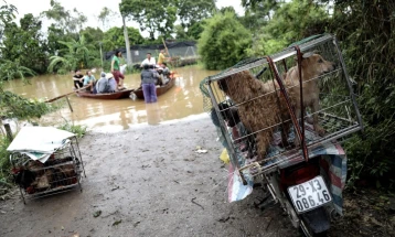 Близу 600.000 луѓе во Виетнам се евакуираат поради тајфунот Каџики