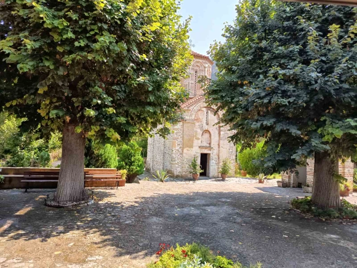 На 28 август илјадници верници секоја година и се молат на Богородица за спасение во манастирот на Матка