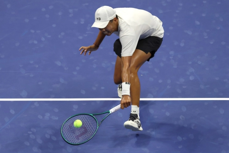 УС Опен му ја одзема акредитацијата на фоторепортерот кој предизвика прекин на мечот Медведев – Бонци