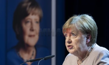 Меркел се уште ја поддржува политиката на отворени граници за мигранти