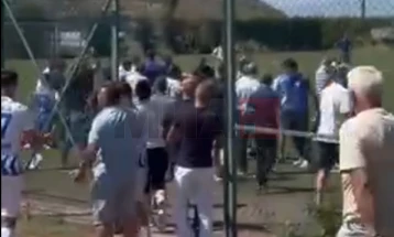 Tetë ditë paraburgim për prindin 43-vjeçar i cili dje sulmoi dy futbollistë 15-vjeçarë të klubit të 