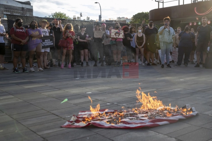 Трамп со уредба за строги казни за палење на американската знаме