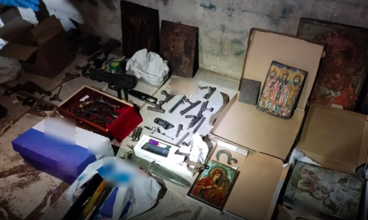 Оружје и муниција откриени во контејнер за отпад во атинска населба