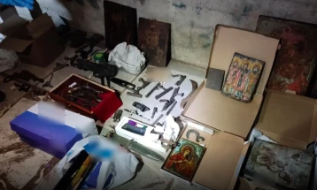 Оружје и муниција откриени во контејнер за отпад во атинска населба