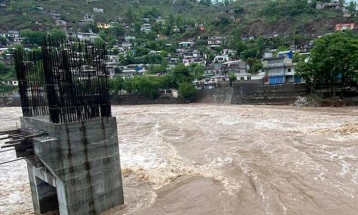 Пакистан евакуира 150.000 лица од стотици села по предупредувањето за испуштање вода од брана во Индија